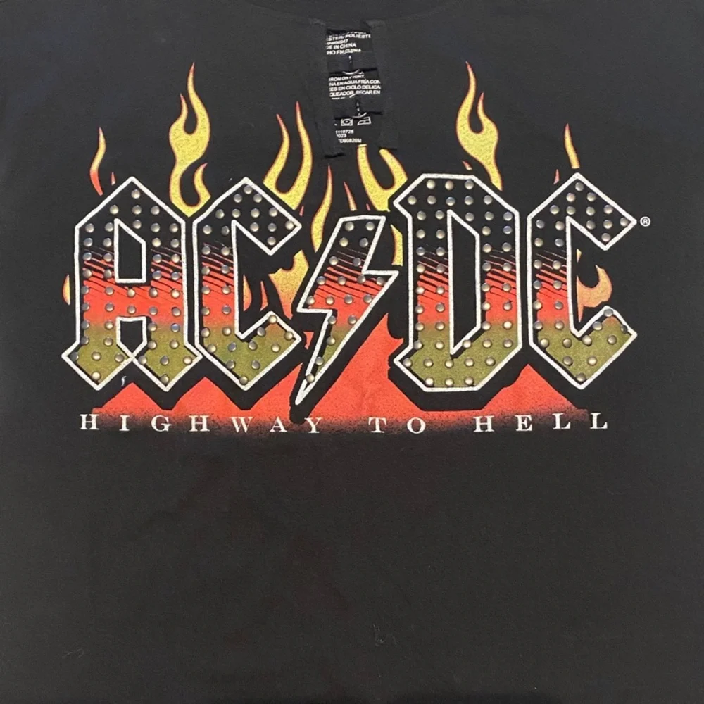 AC/DC Women’s Black Graphic Cropped T-Shirt NWT